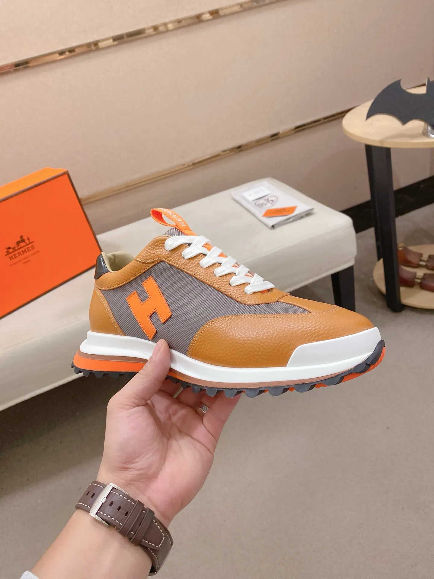 Men's shoes💰: 640💰HERMES/Hermes Leader sneakers! Tech twill, calfskin and suede goatskin sneakers featuring paneled multicolor twill, calfskin and suede. Lightweight geometric sole for a stylish urban look. Product details: White and orange rubber sole Black rubber sole with orange rubber insert Light natural leather insert White rubber toe cap Beige lambskin insole and lining Cotton strap, rubber lettering Sole height: 4cm Size: 38-39-40-41-42-43-44 (45.46 custom-made)